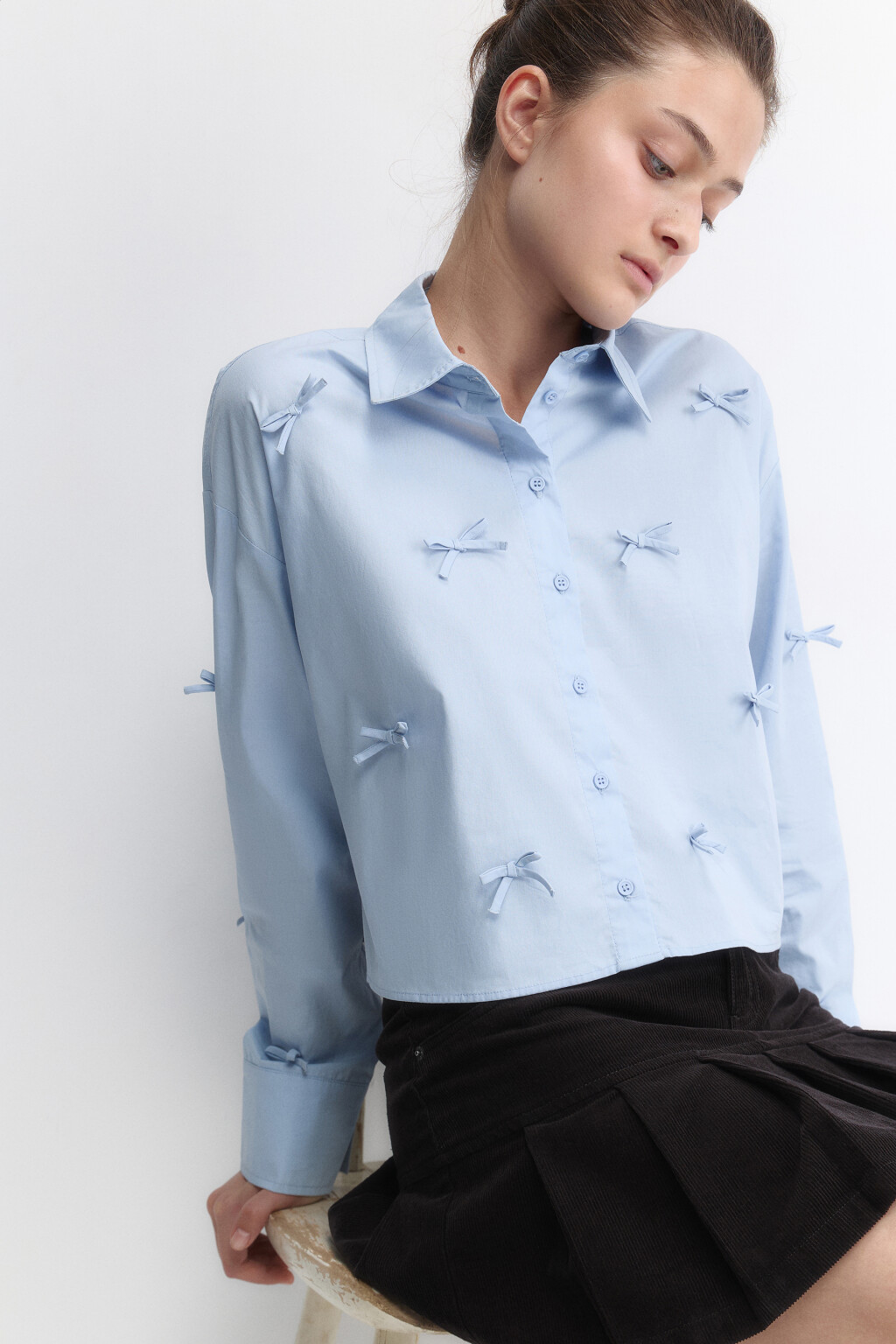 Рубашка укороченная с бантиками - цвет голубой - 1