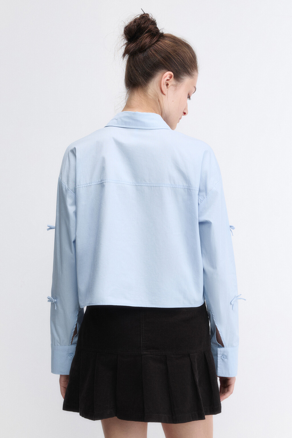 Рубашка укороченная с бантиками - цвет голубой - 4