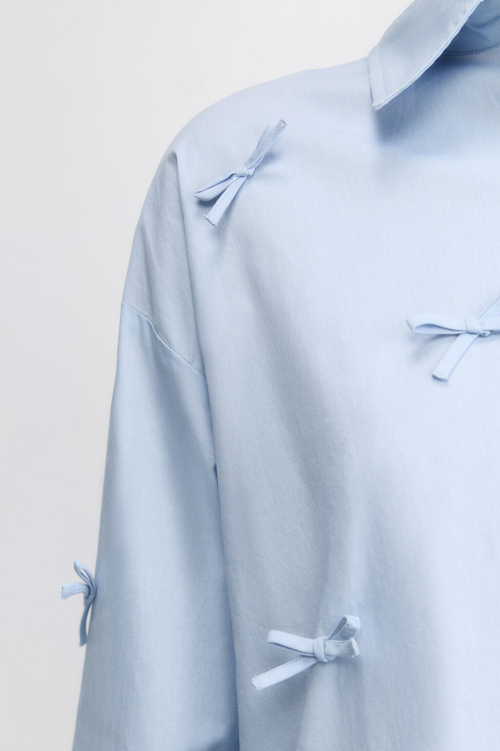 Рубашка укороченная с бантиками - цвет голубой - 7