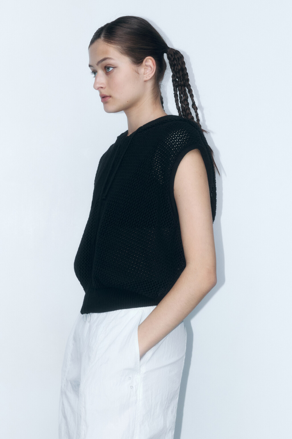 Жилет вязаный на молнии с капюшоном - цвет черный - 4