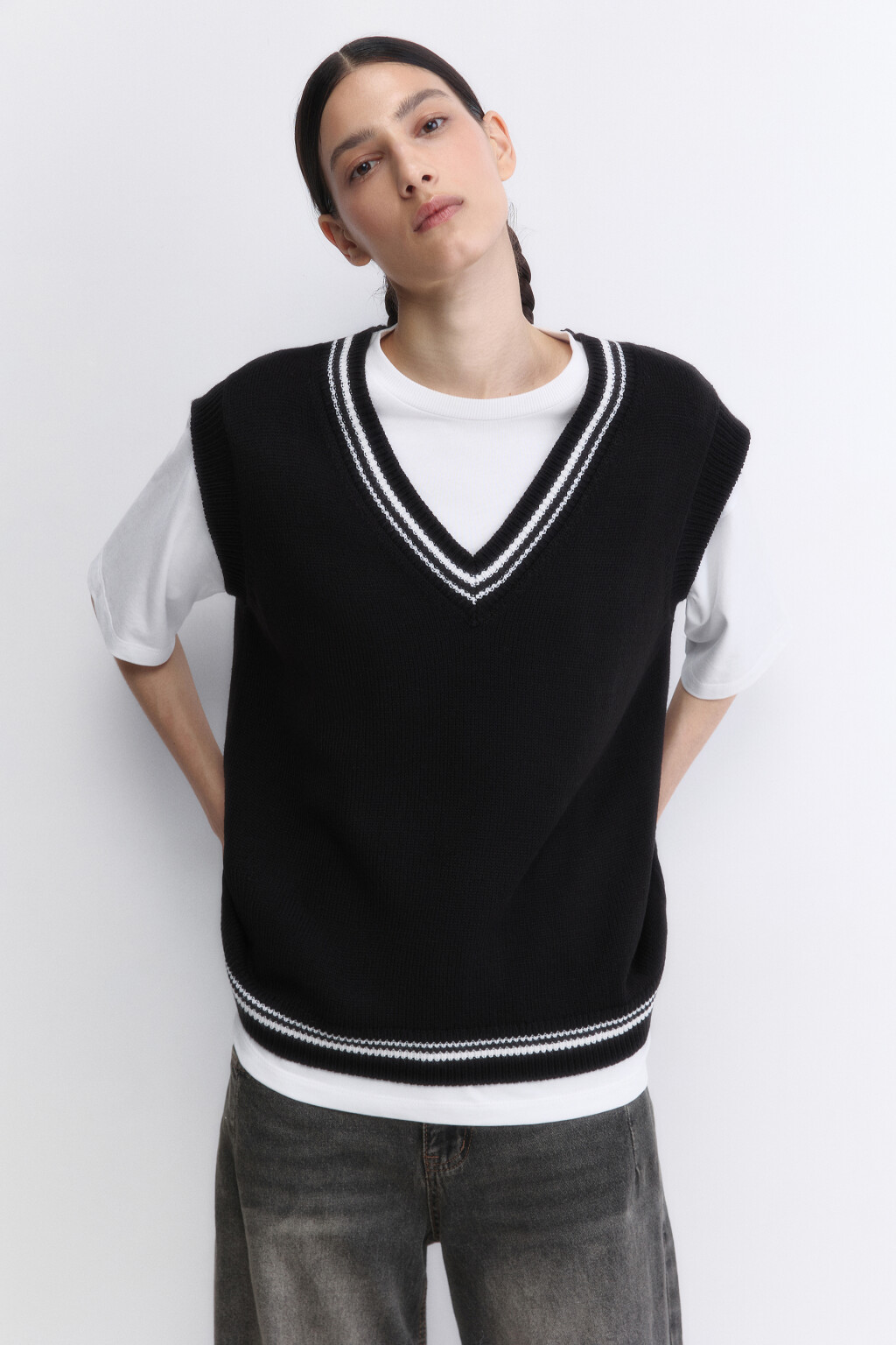 Жилет вязаный свободный с V-вырезом - цвет черный - 2