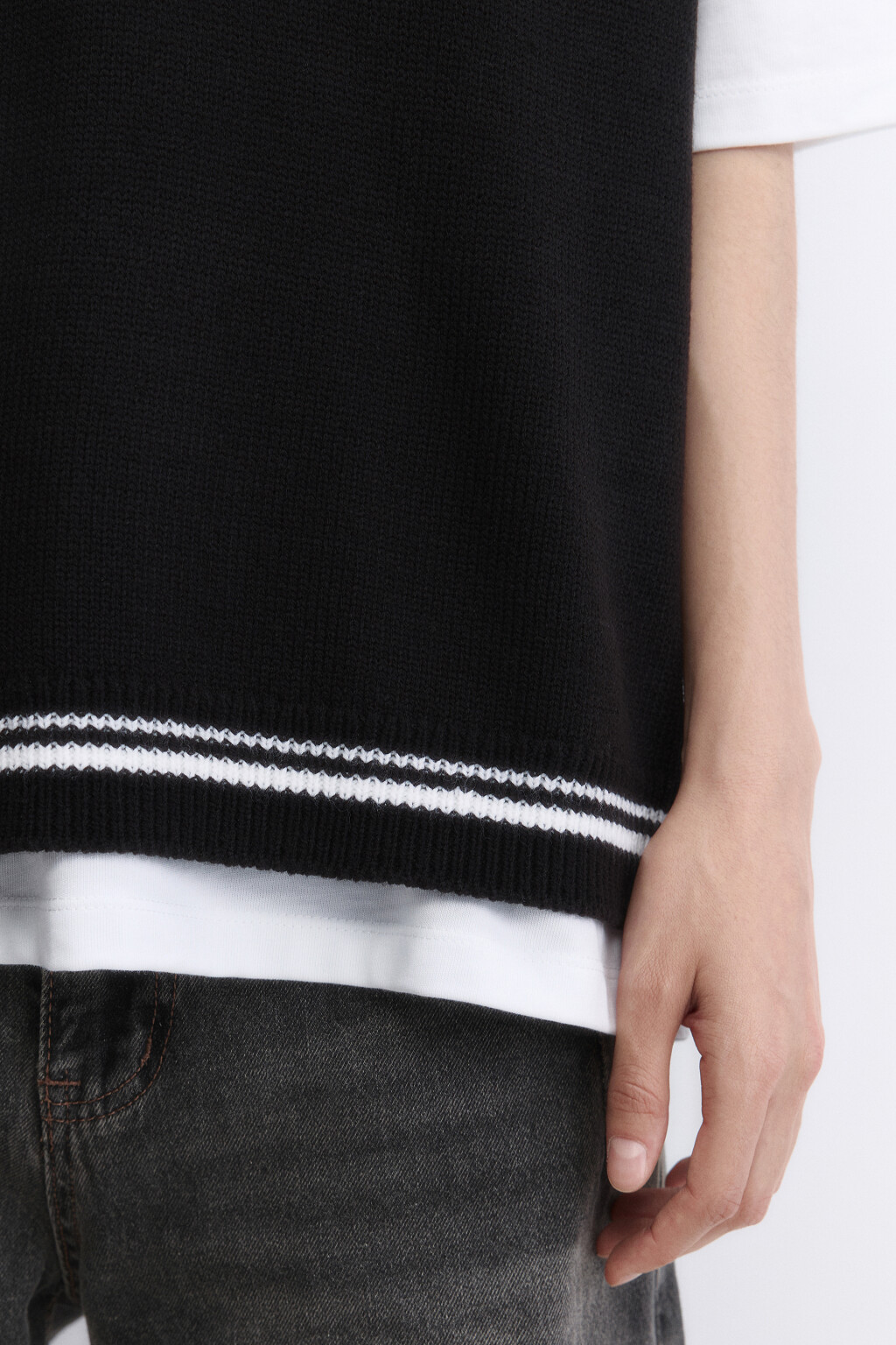 Жилет вязаный свободный с V-вырезом - цвет черный - 7