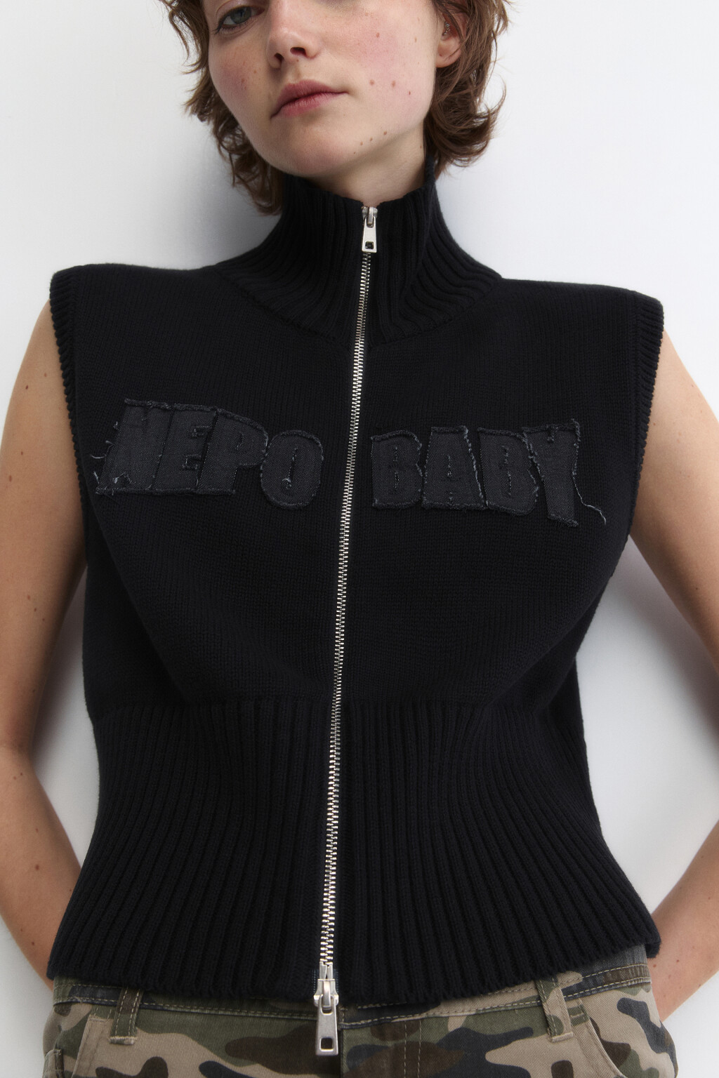 Жилет вязаный на молнии с воротником-стойкой - цвет черный - 1
