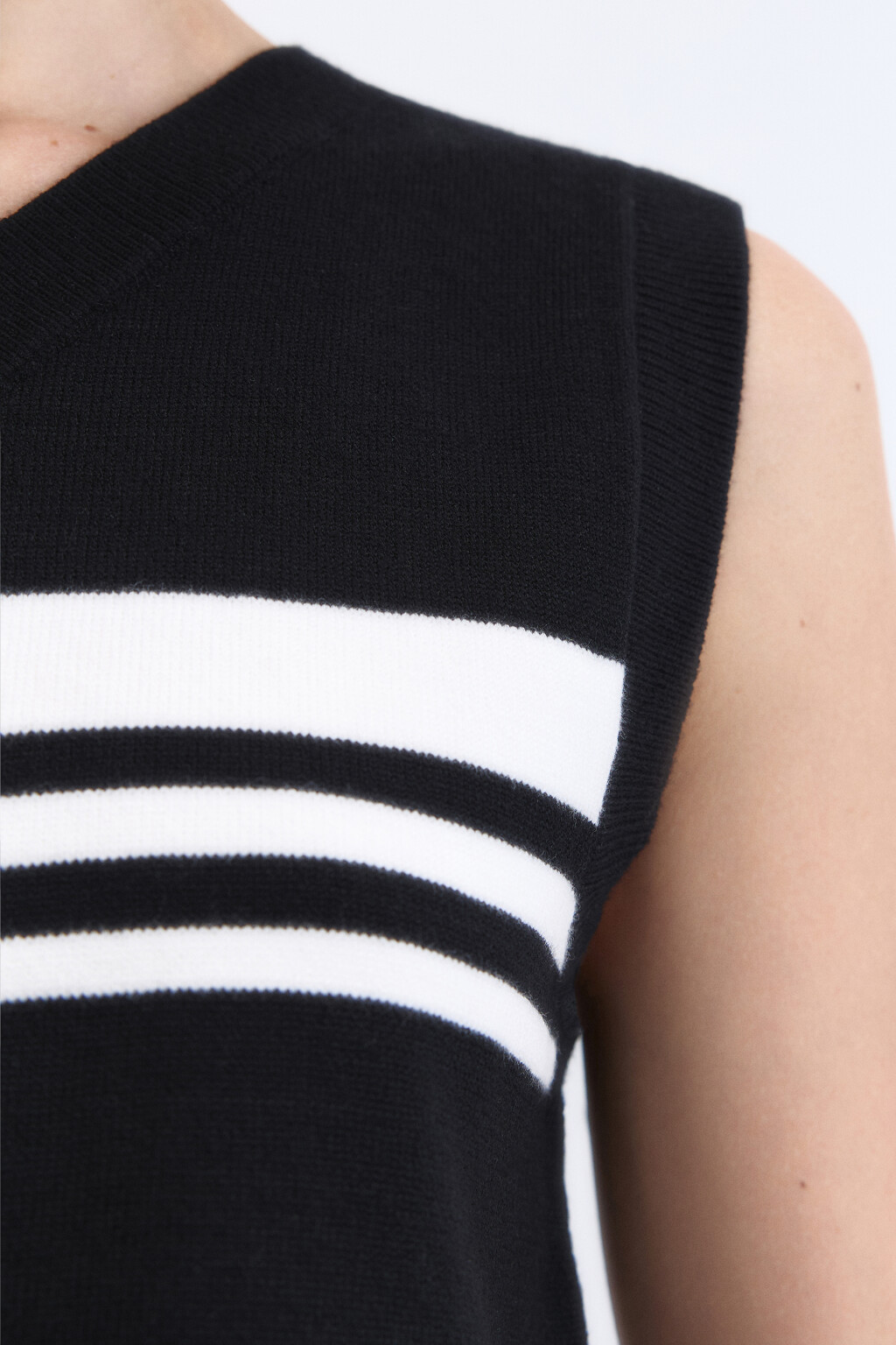 Жилет вязаный укороченный с принтом - цвет черный - 7