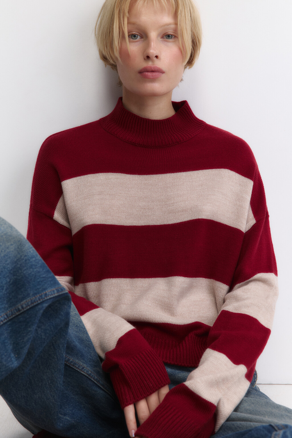 Свитер вязаный укороченный с воротником-стойкой - цвет красный - 1