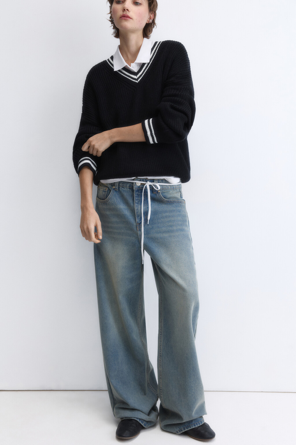 Джемпер oversize вязаный с контрастным V-вырезом - цвет черный - 1