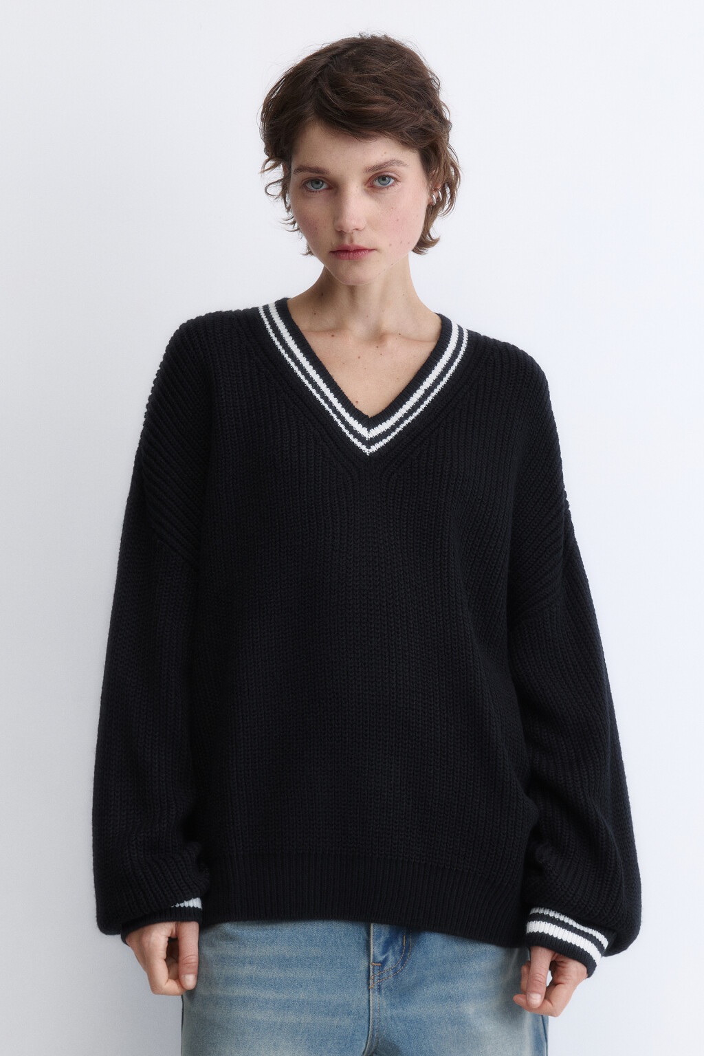 Джемпер oversize вязаный с контрастным V-вырезом - цвет черный - 3