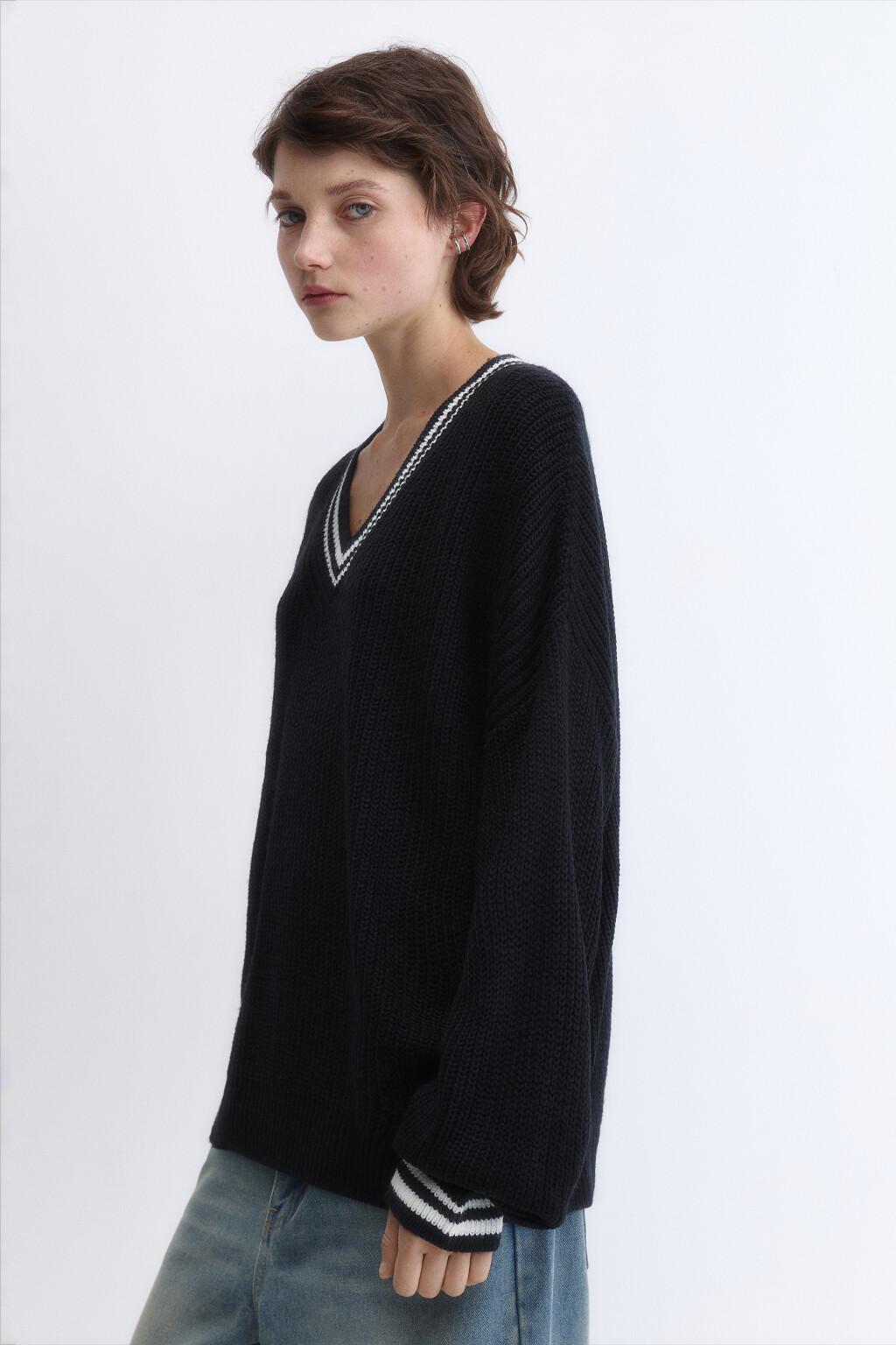 Джемпер oversize вязаный с контрастным V-вырезом - цвет черный - 4