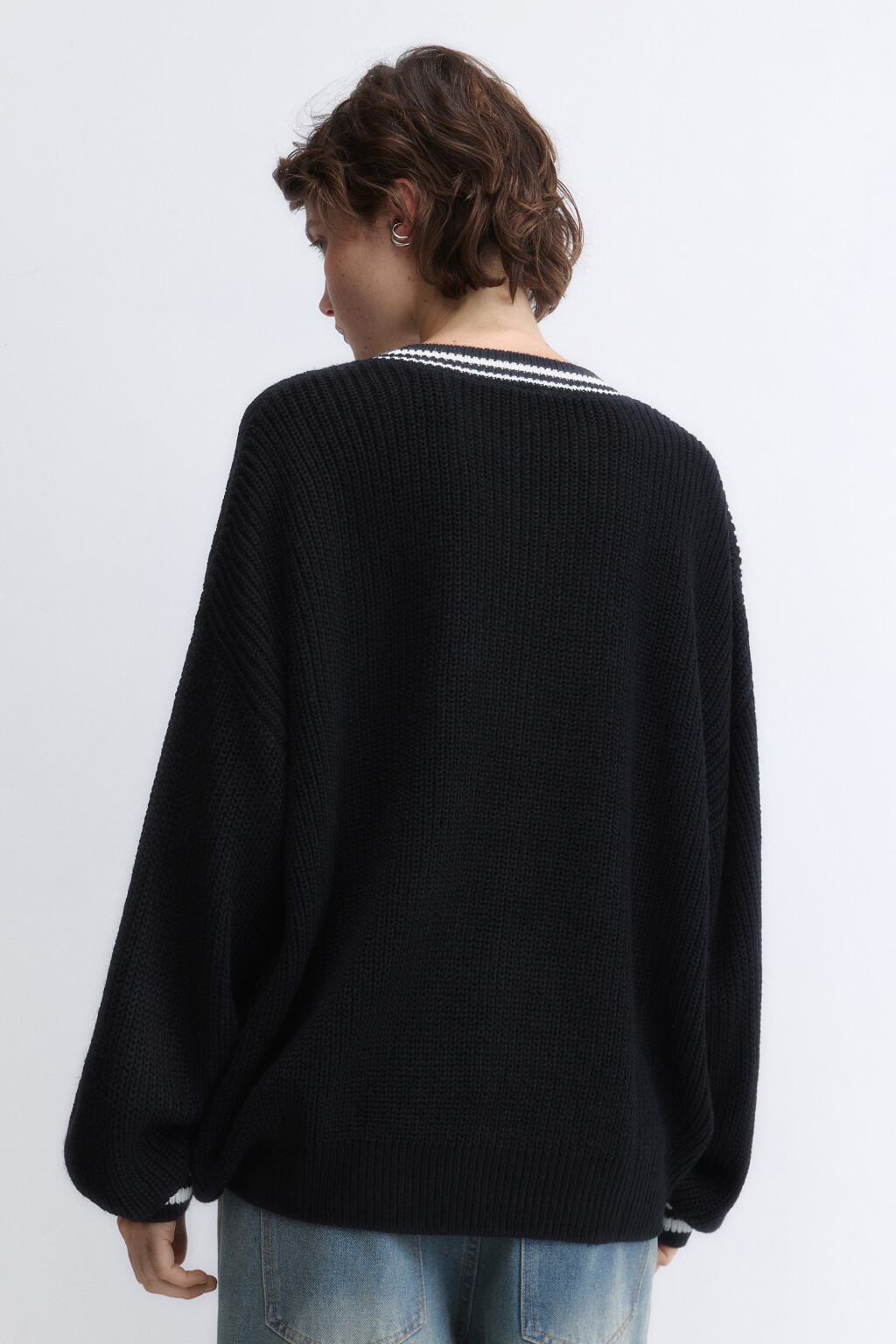 Джемпер oversize вязаный с контрастным V-вырезом - цвет черный - 5
