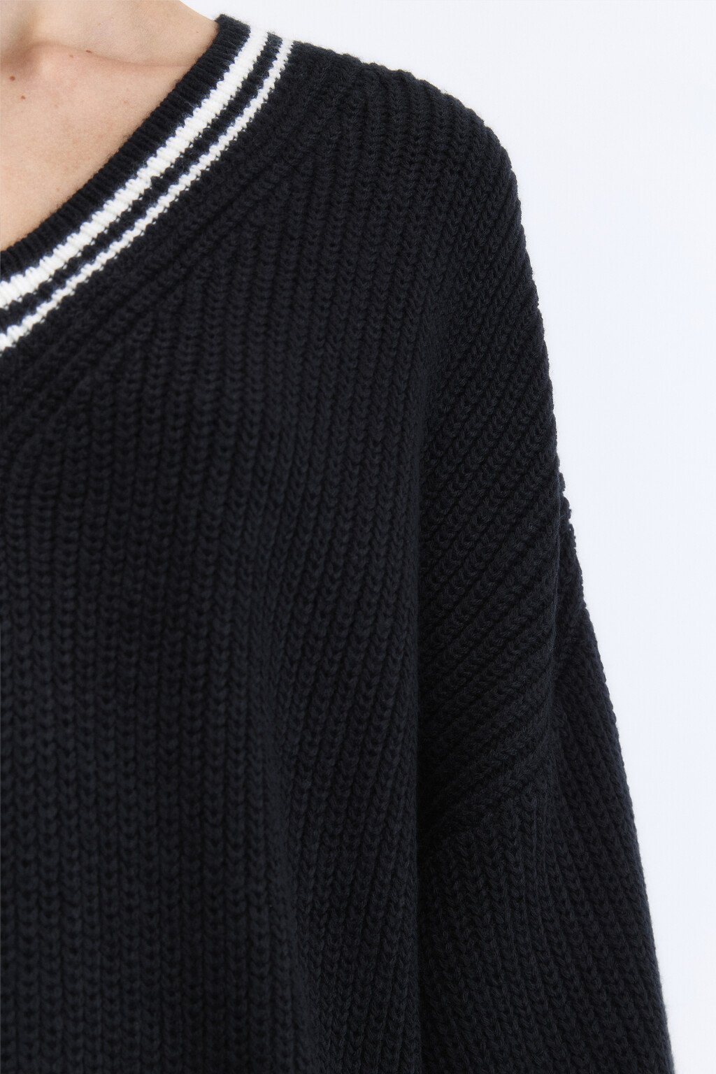Джемпер oversize вязаный с контрастным V-вырезом - цвет черный - 8