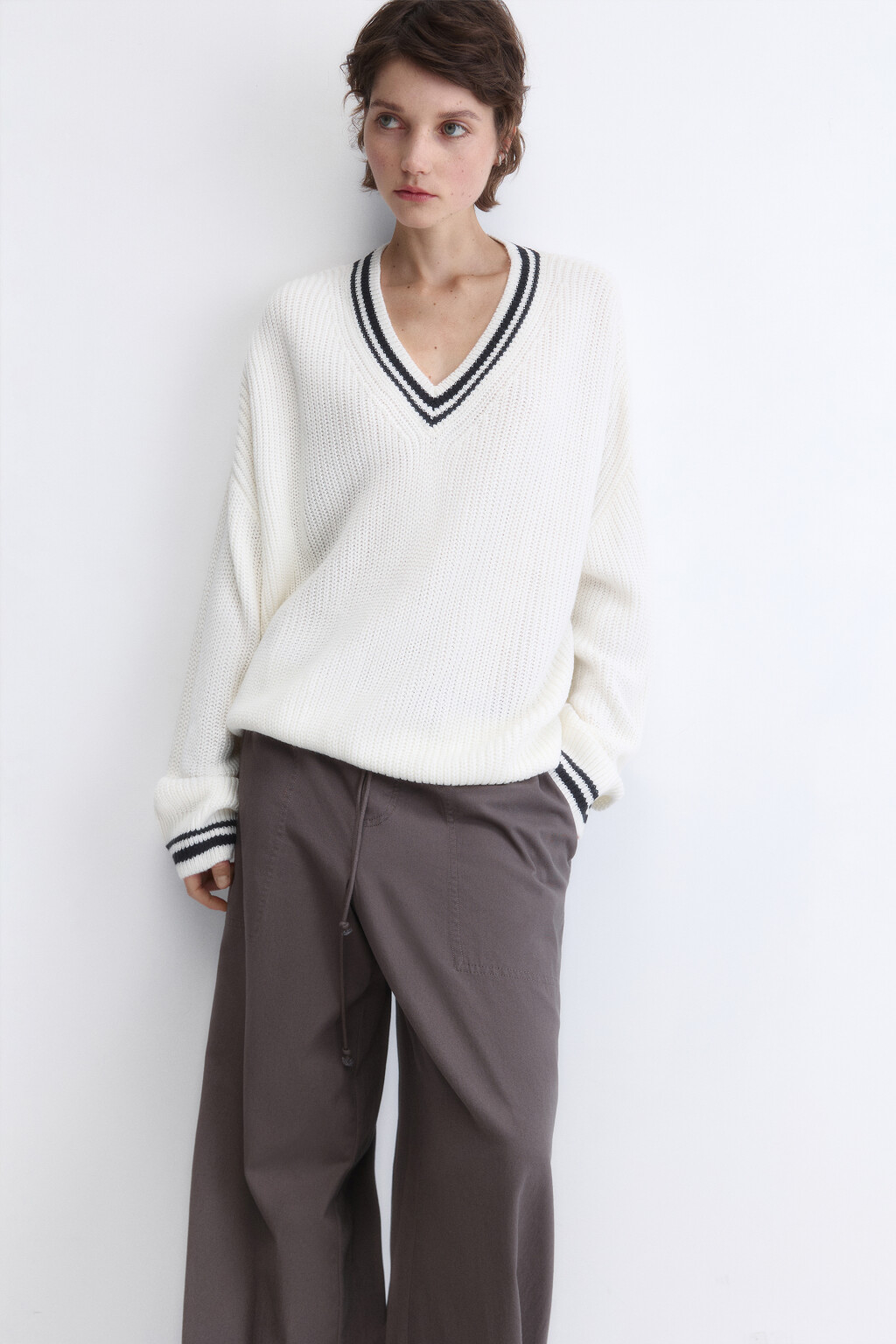 Джемпер oversize вязаный с контрастным V-вырезом - цвет молочный - 1