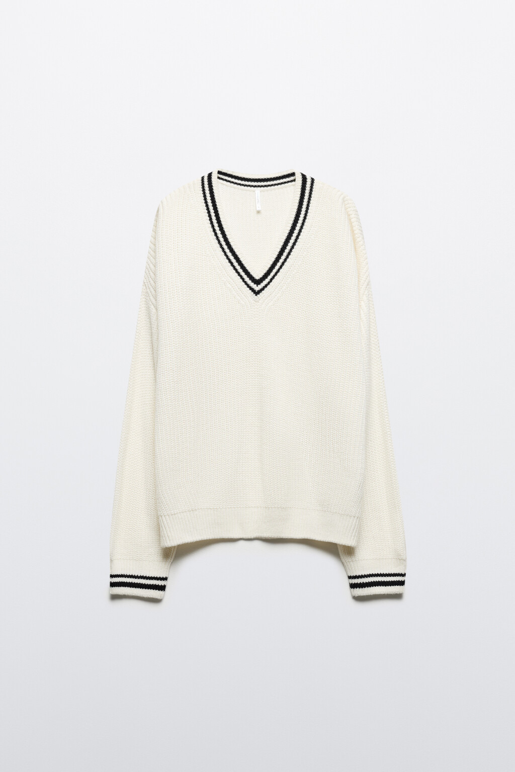Джемпер oversize вязаный с контрастным V-вырезом - цвет молочный - 9