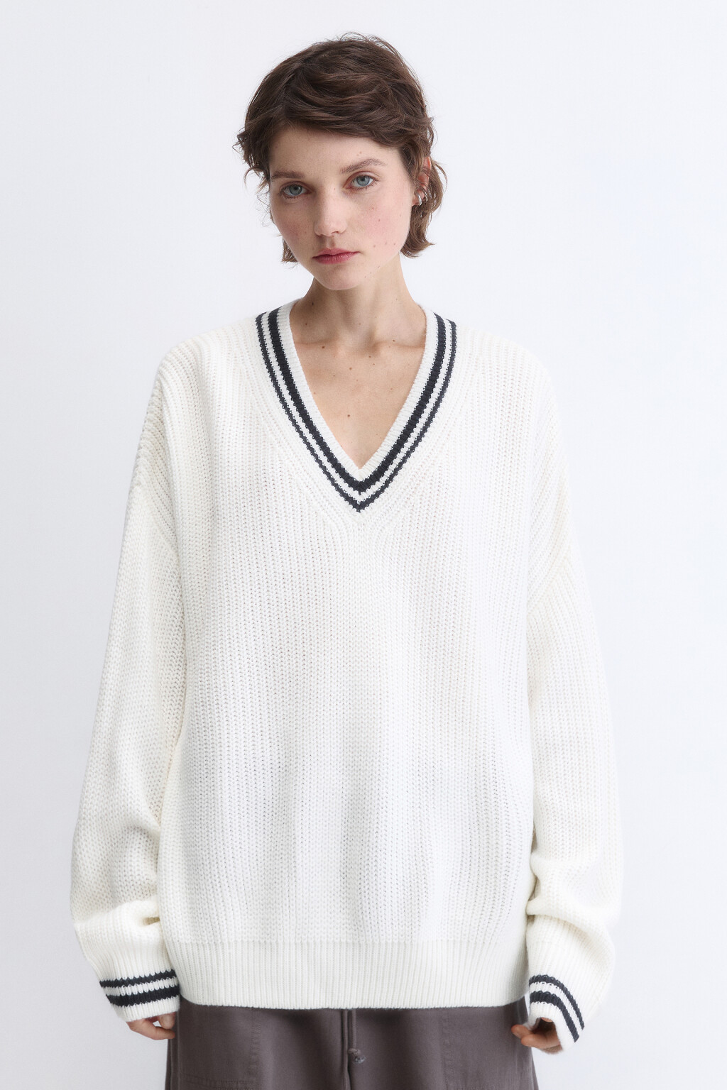 Джемпер oversize вязаный с контрастным V-вырезом - цвет молочный - 2