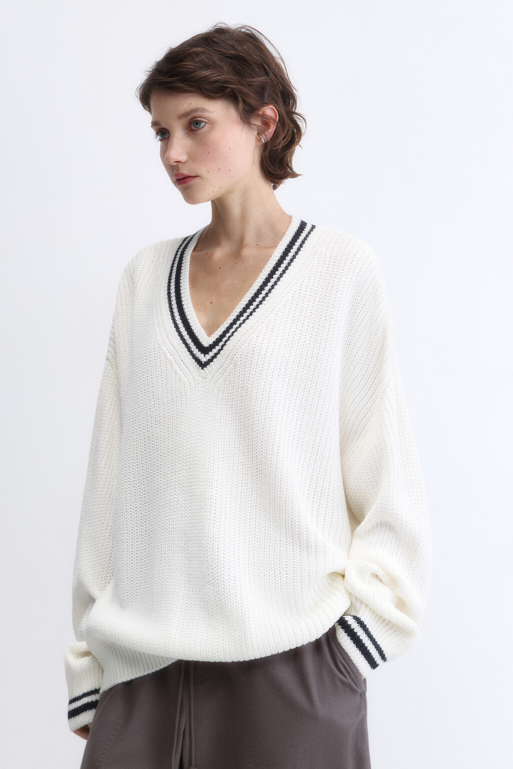 Джемпер oversize вязаный с контрастным V-вырезом - цвет молочный - 3