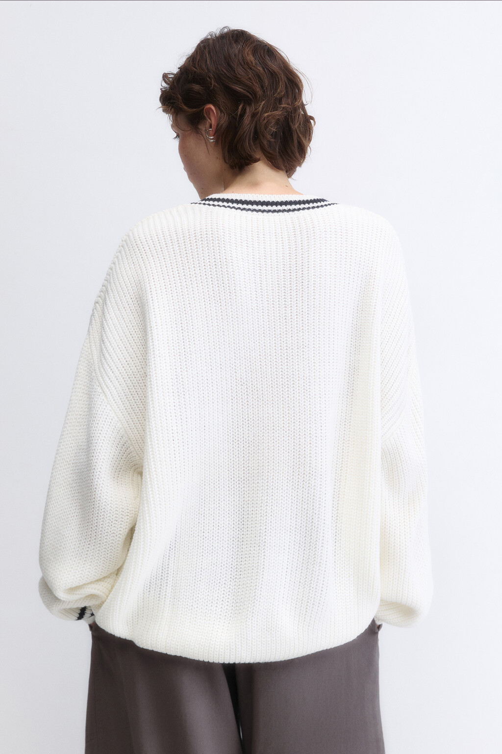 Джемпер oversize вязаный с контрастным V-вырезом - цвет молочный - 4