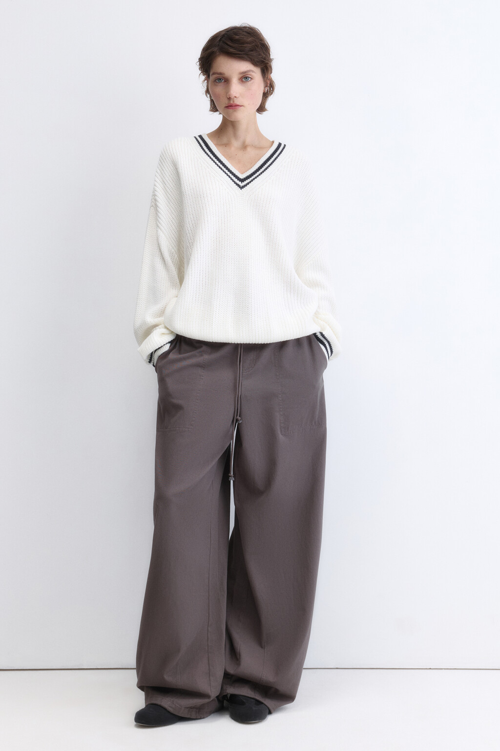 Джемпер oversize вязаный с контрастным V-вырезом - цвет молочный - 5