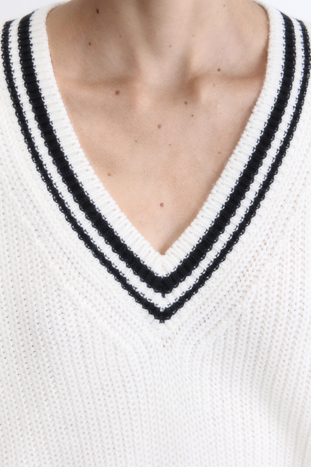 Джемпер oversize вязаный с контрастным V-вырезом - цвет молочный - 6