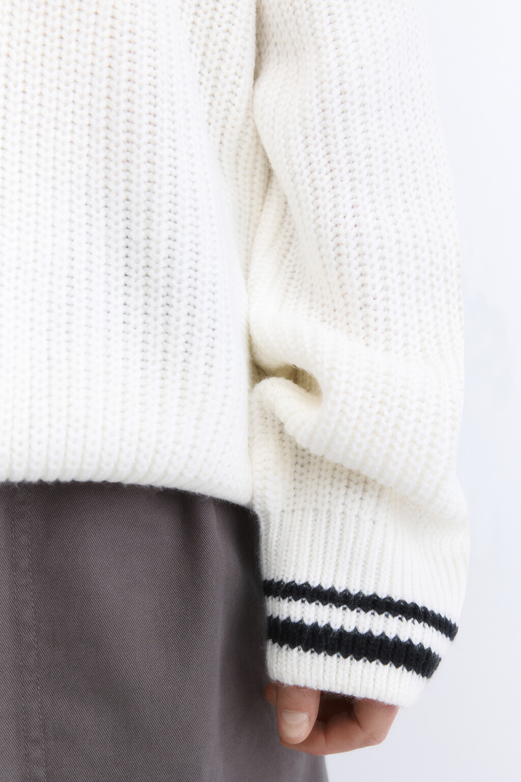 Джемпер oversize вязаный с контрастным V-вырезом - цвет молочный - 8