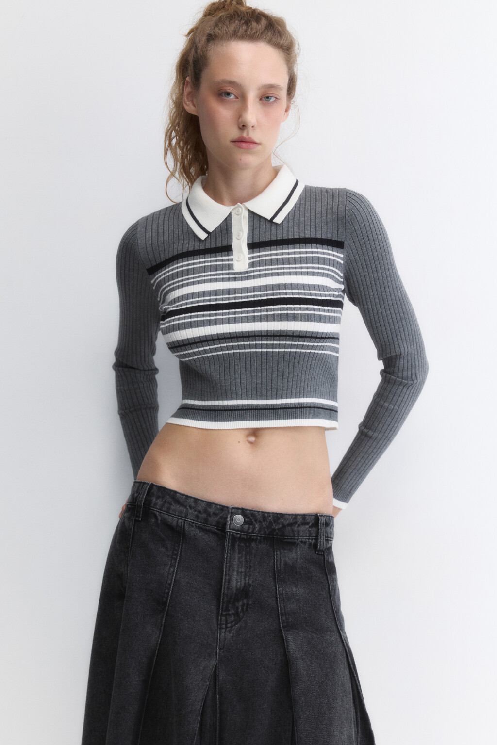 Джемпер вязаный укороченный с воротником-поло - цвет серый - 1