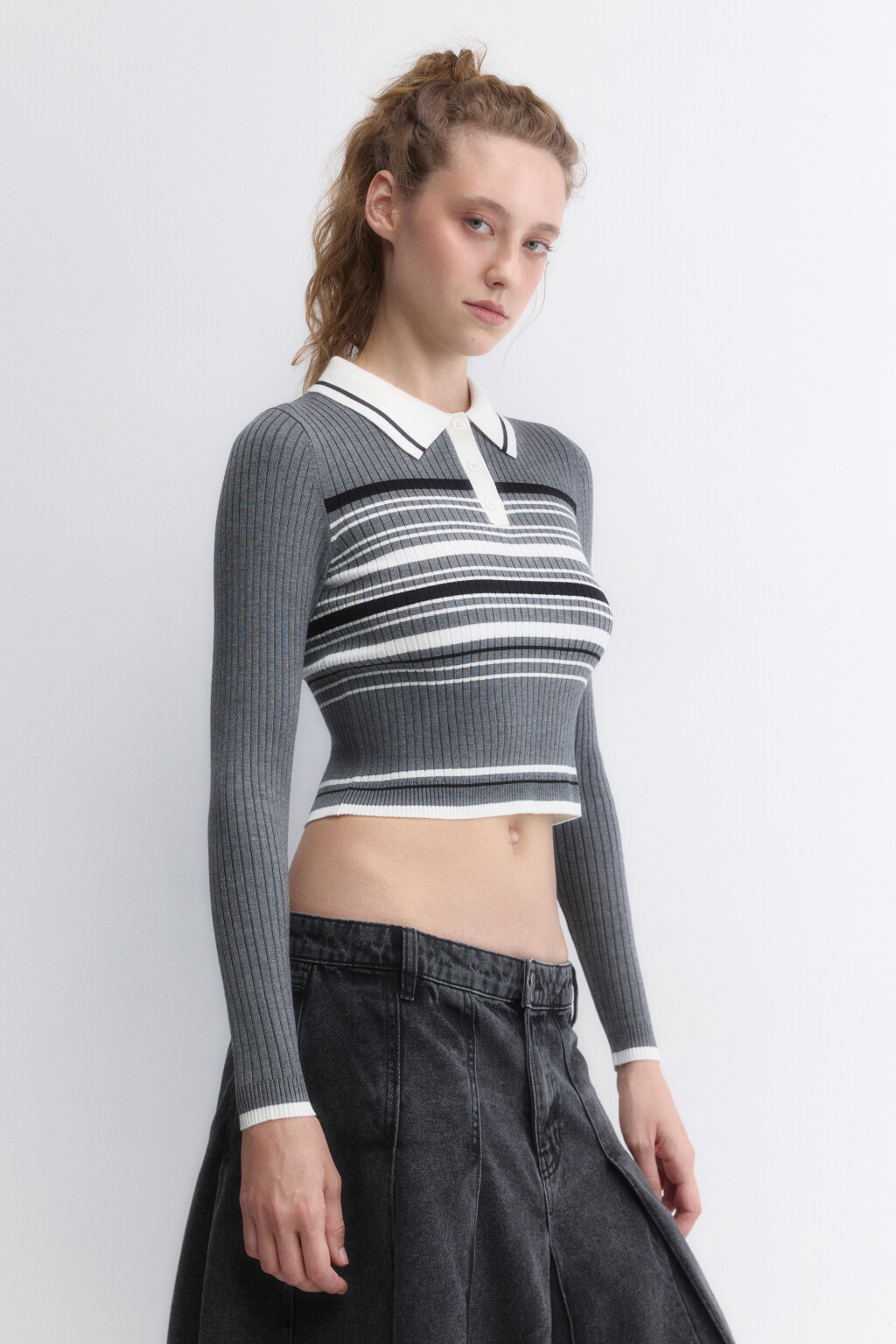 Джемпер вязаный укороченный с воротником-поло - цвет серый - 3