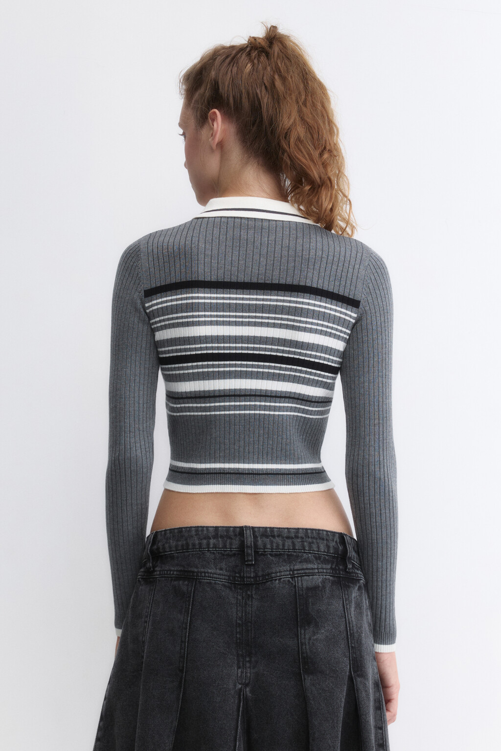 Джемпер вязаный укороченный с воротником-поло - цвет серый - 4