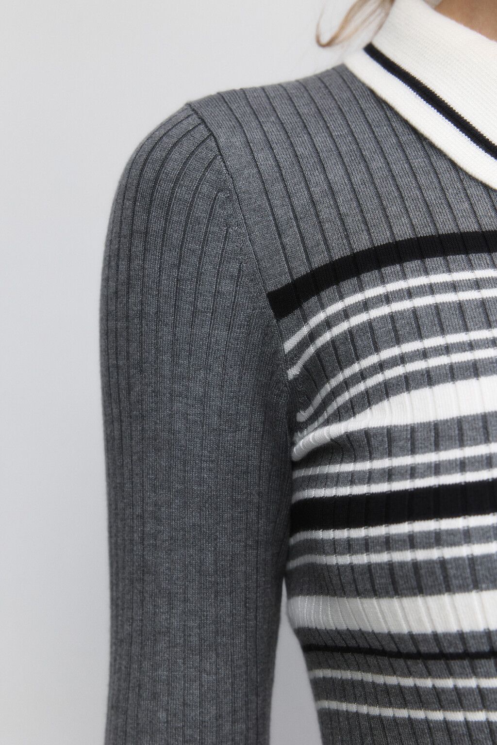 Джемпер вязаный укороченный с воротником-поло - цвет серый - 7