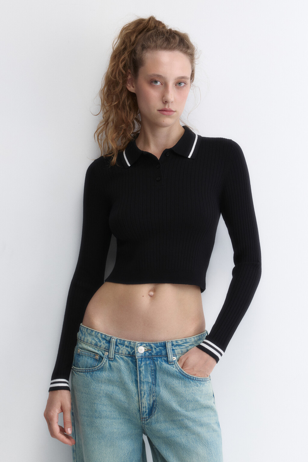 Джемпер вязаный укороченный с воротником-поло - цвет черный - 2
