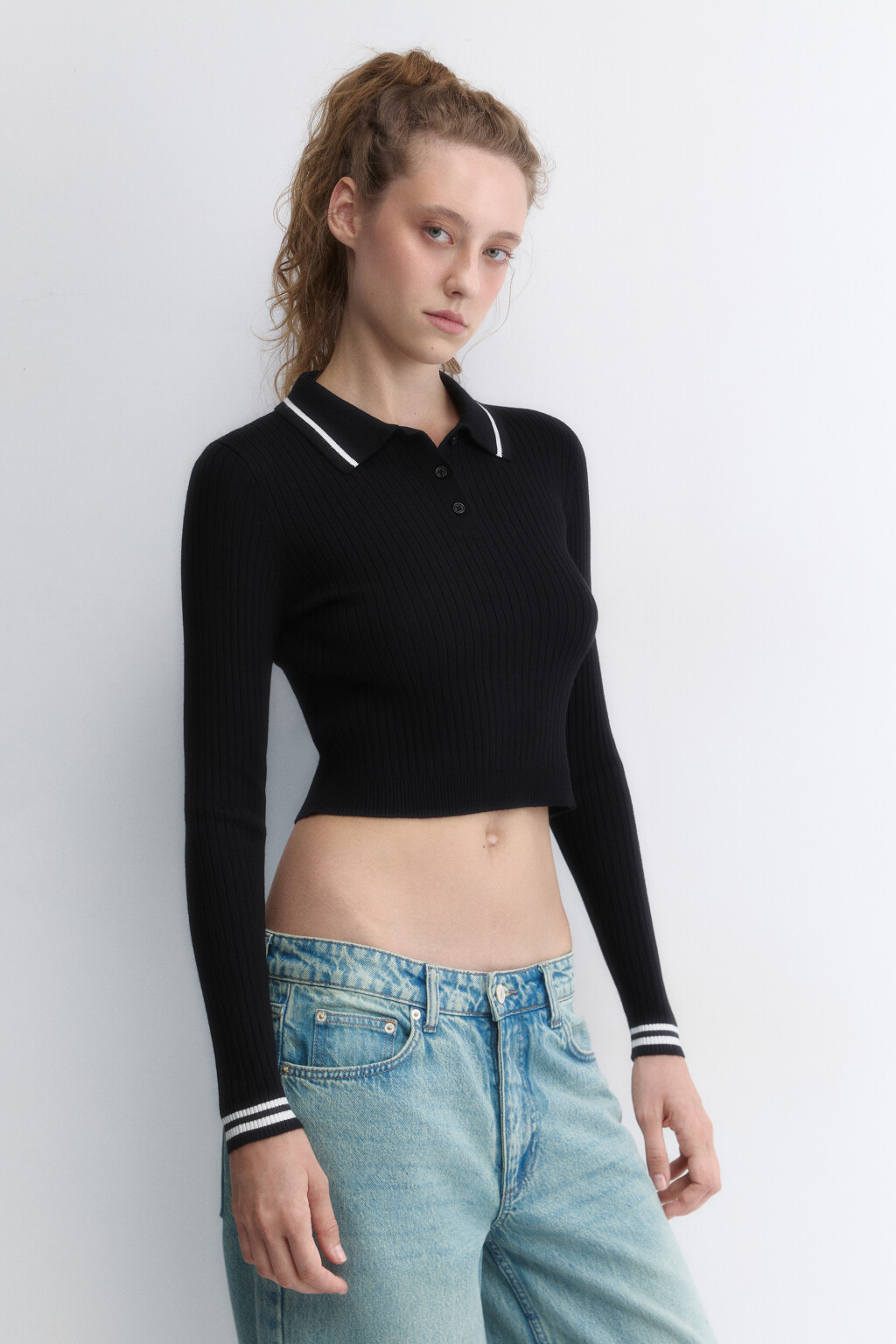 Джемпер вязаный укороченный с воротником-поло - цвет черный - 3