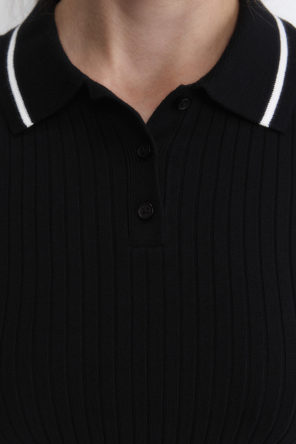 Джемпер вязаный укороченный с воротником-поло - цвет черный - 6