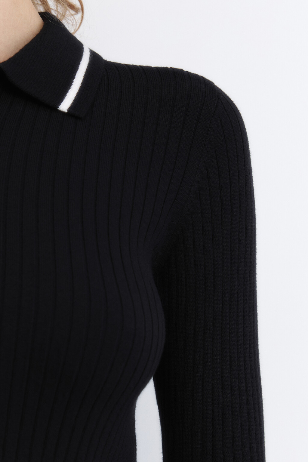 Джемпер вязаный укороченный с воротником-поло - цвет черный - 7