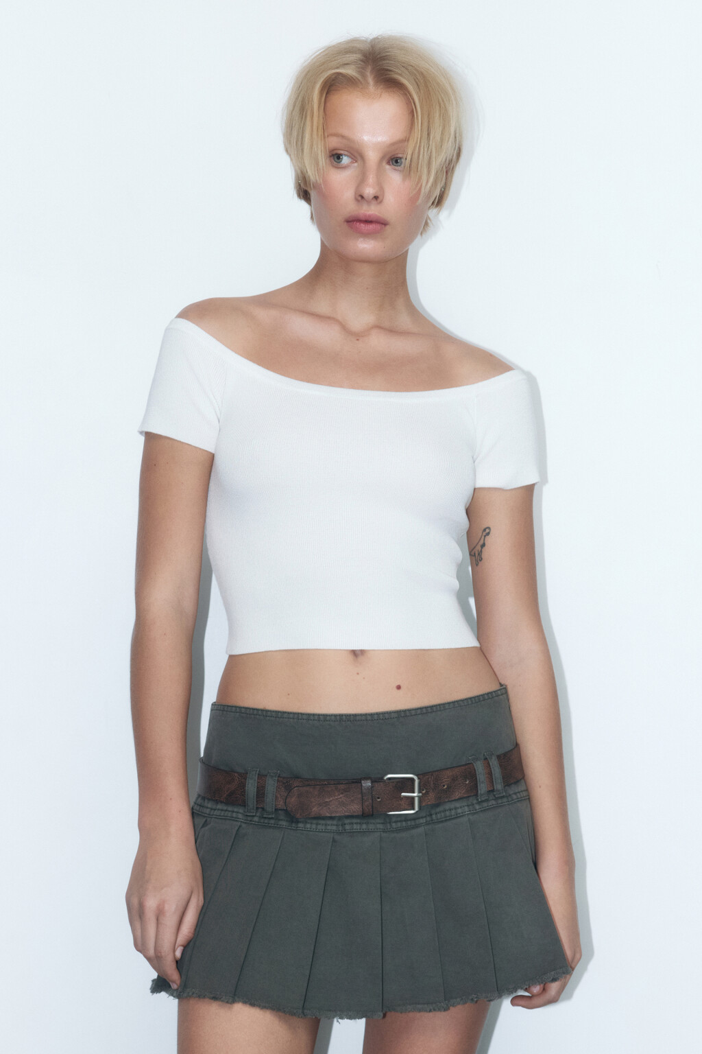 Блузка-топ в рубчик с открытыми плечами - цвет молочный - 2