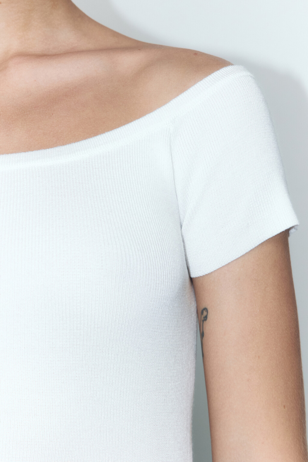 Блузка-топ в рубчик с открытыми плечами - цвет молочный - 7