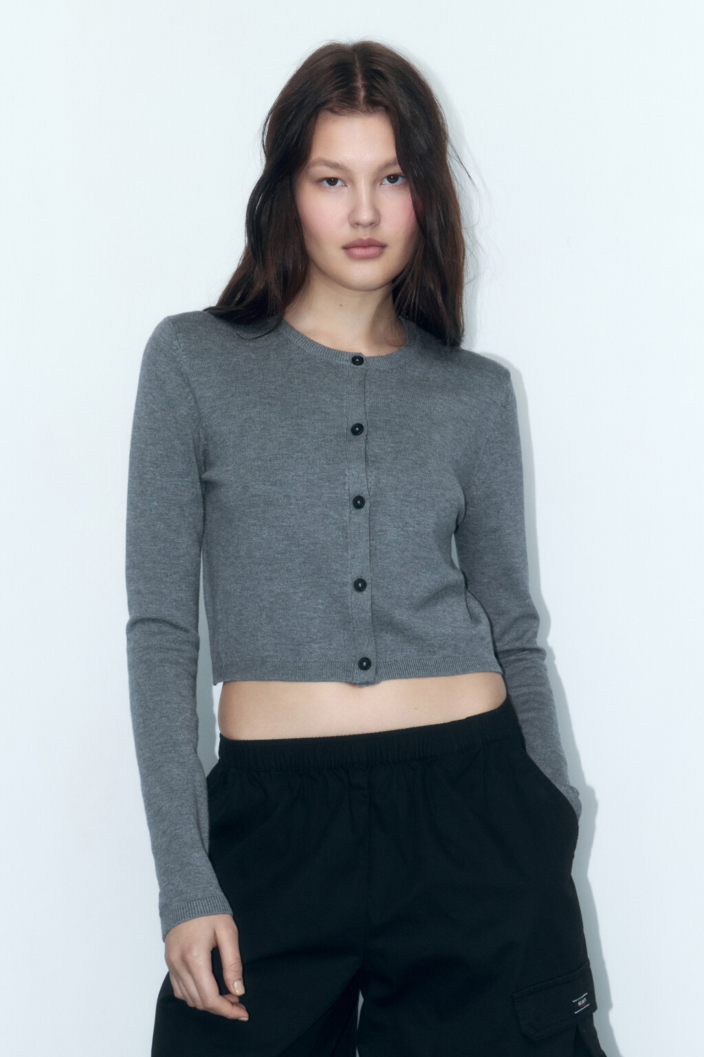 Кардиган вязаный укороченный с круглым вырезом - цвет серый - 2