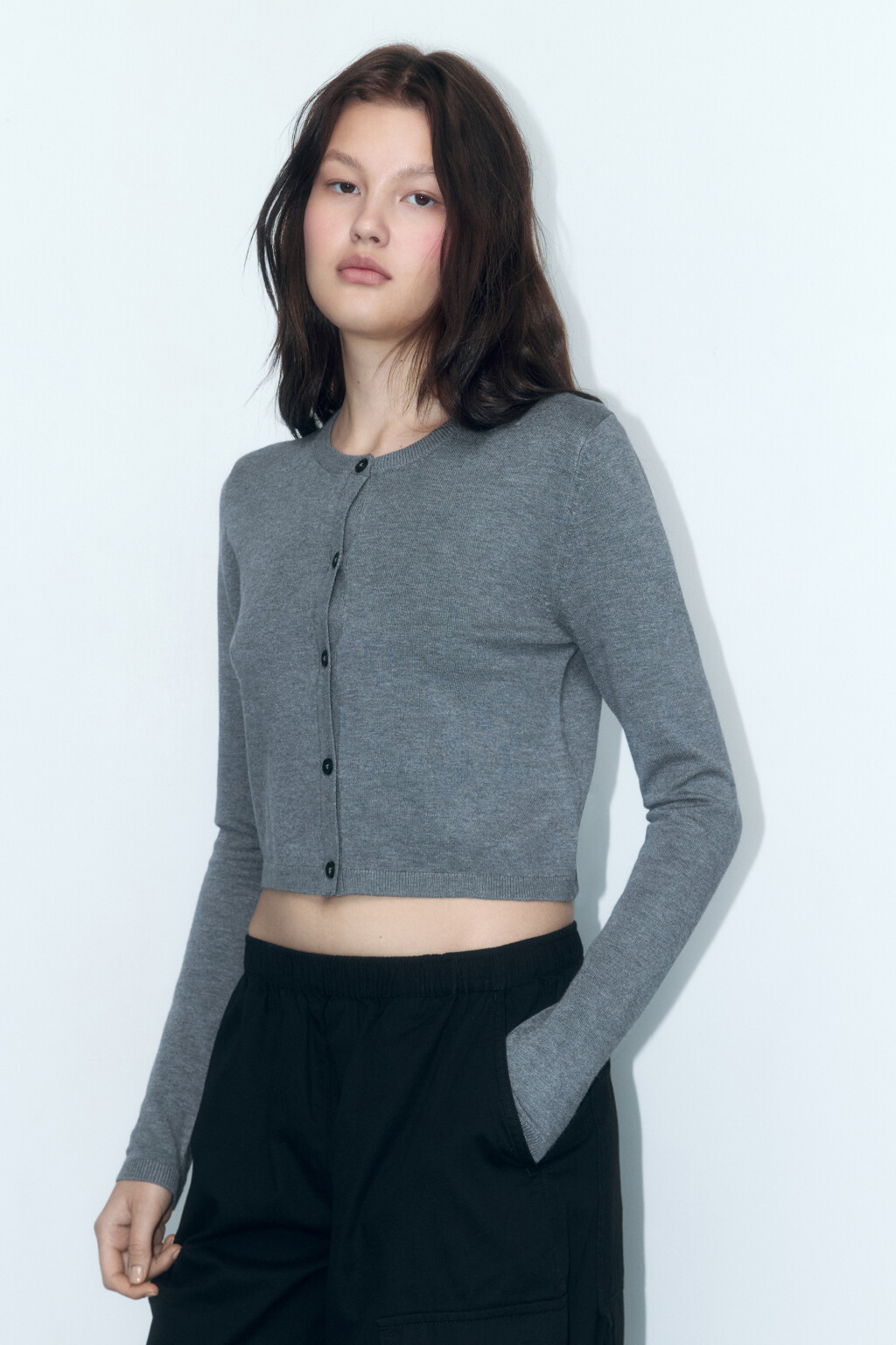 Кардиган вязаный укороченный с круглым вырезом - цвет серый - 3