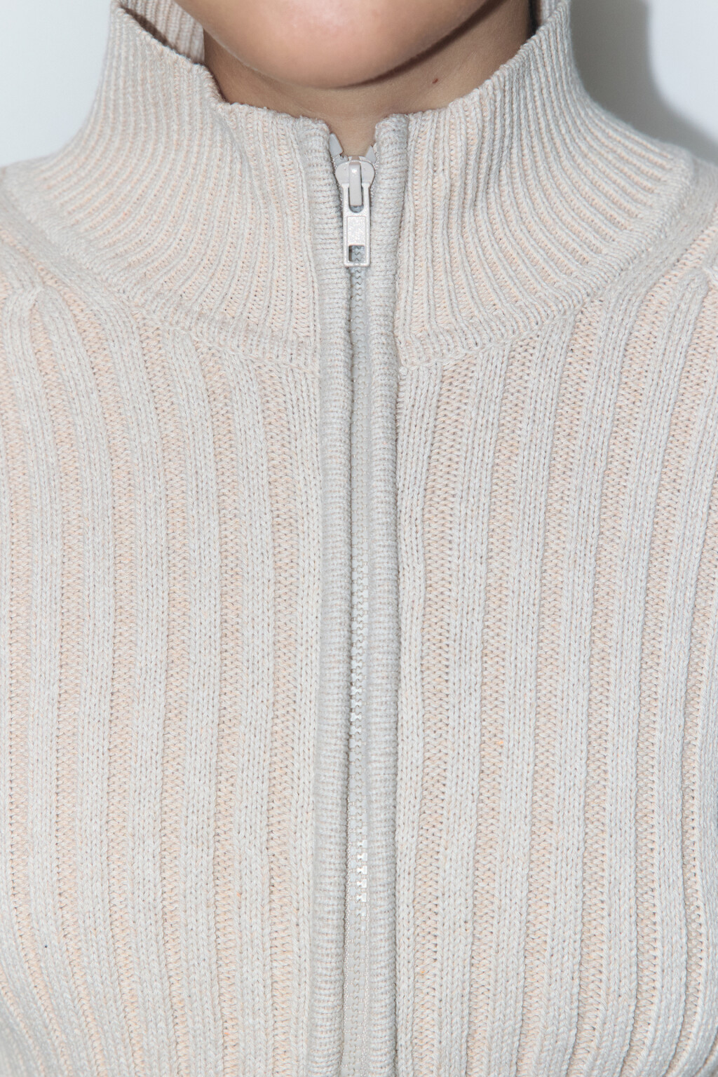 Кардиган вязаный на молнии с воротником-стойкой - цвет бежевый - 6