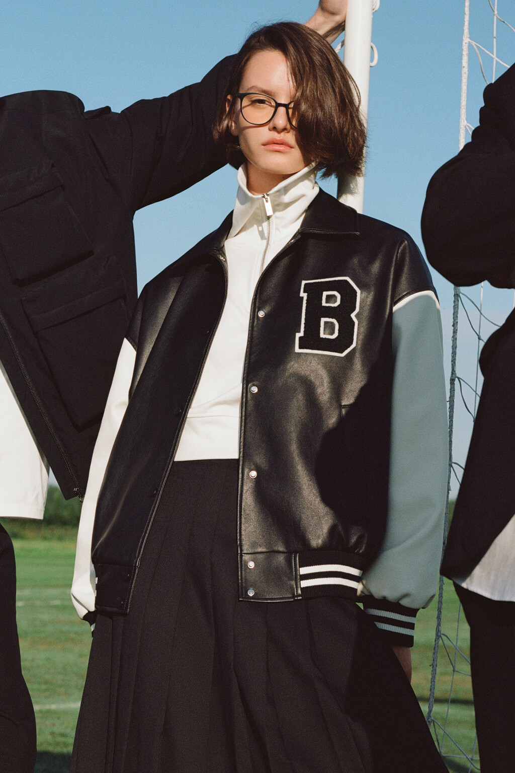 Куртка-бомбер с контрастными рукавами и нашивкой - цвет мультиколор - 9