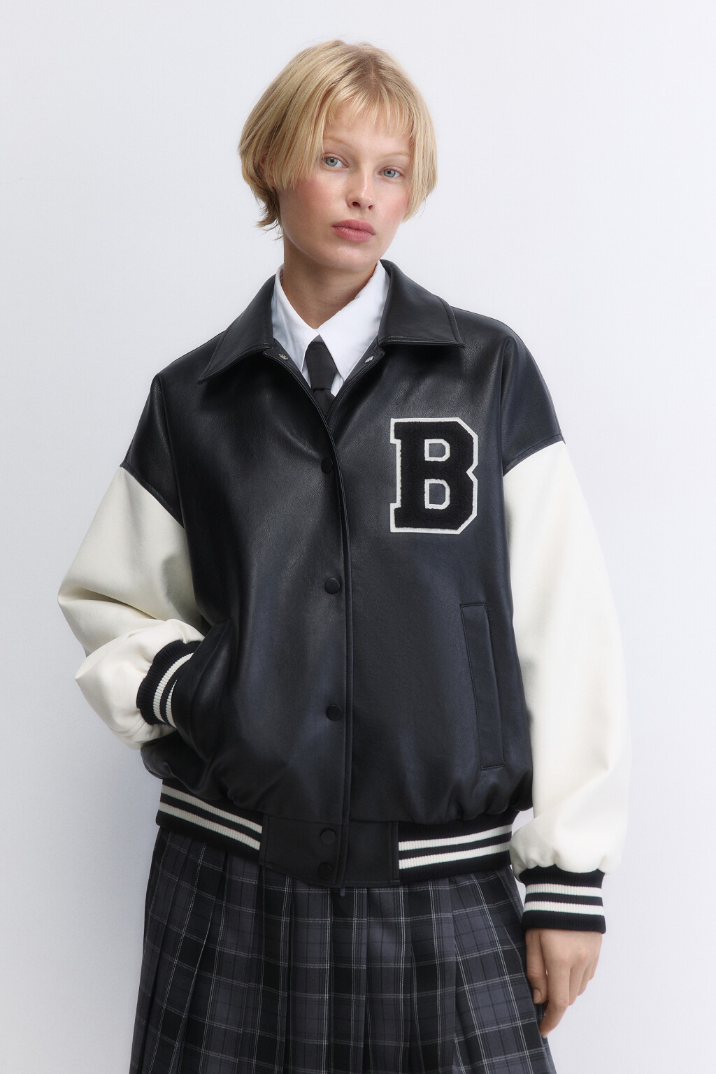 Куртка-бомбер с контрастными рукавами и нашивкой - цвет мультиколор - 2