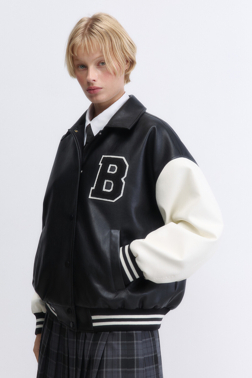 Куртка-бомбер с контрастными рукавами и нашивкой - цвет мультиколор - 3