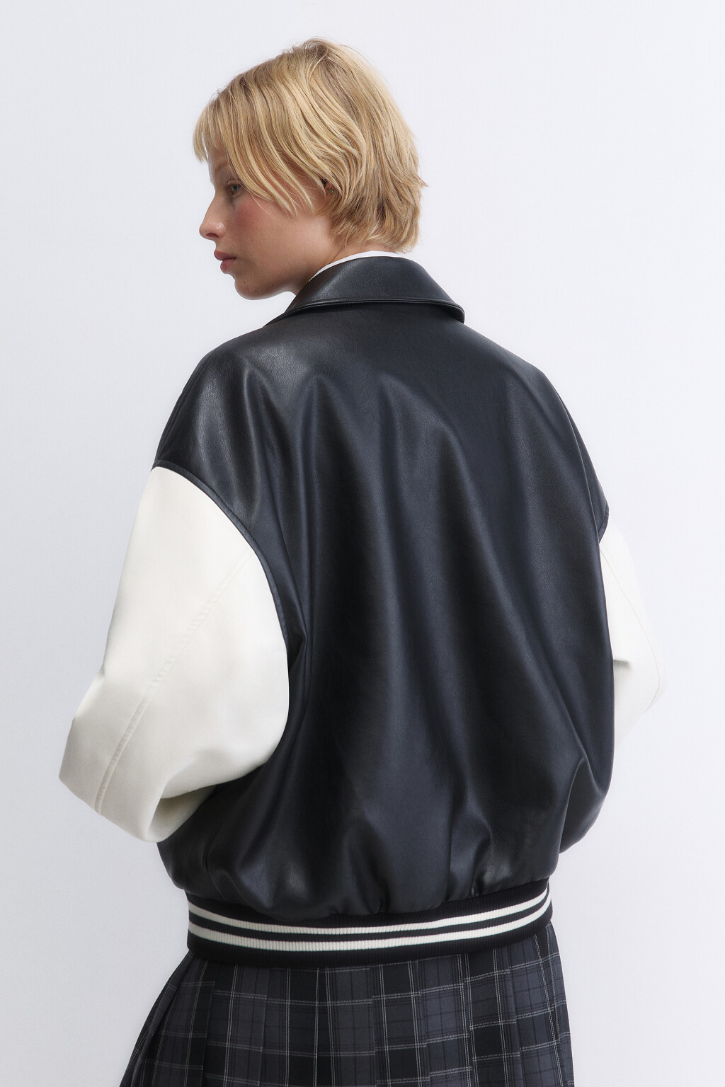 Куртка-бомбер с контрастными рукавами и нашивкой - цвет мультиколор - 4