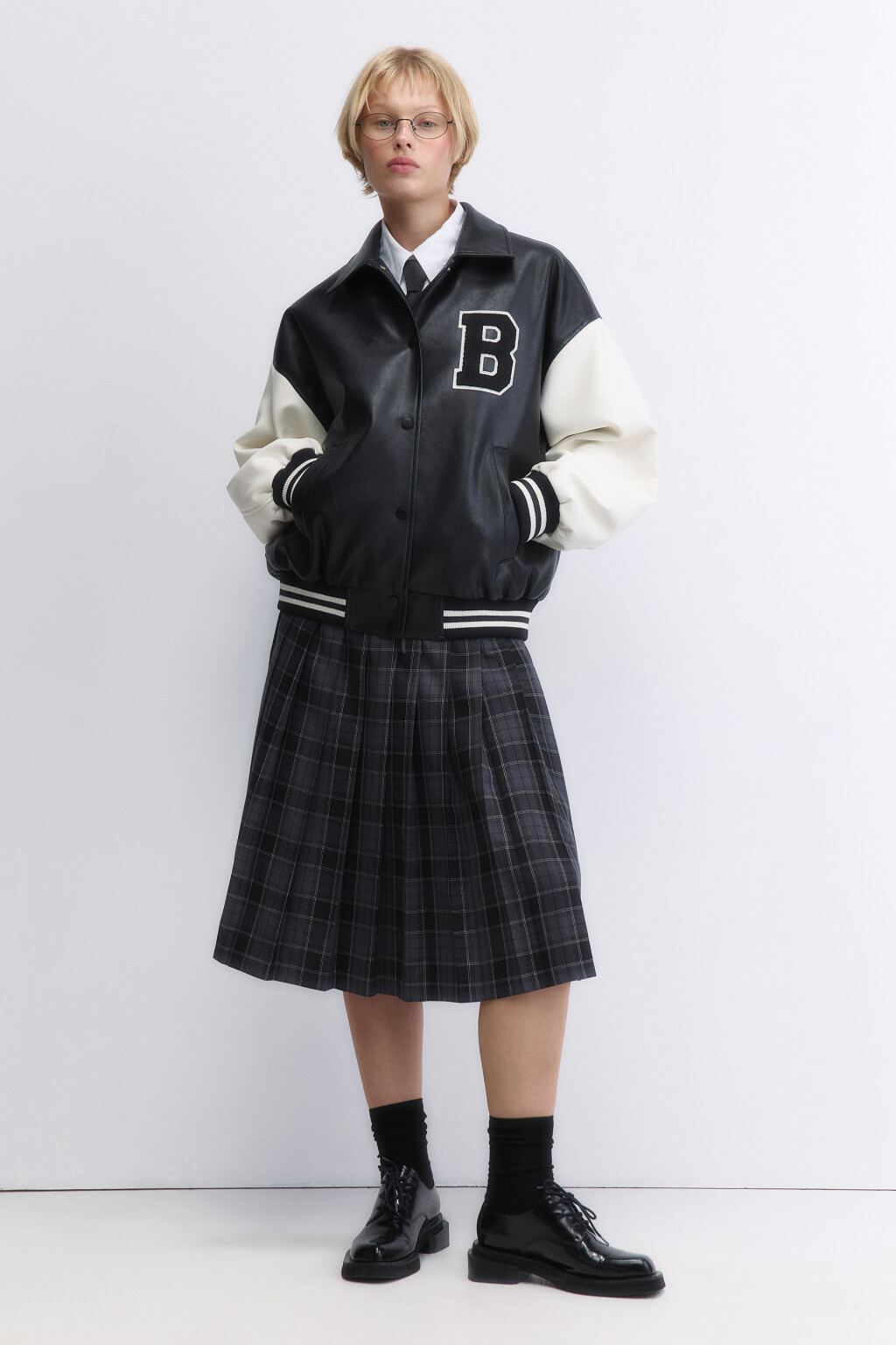 Куртка-бомбер с контрастными рукавами и нашивкой - цвет мультиколор - 5