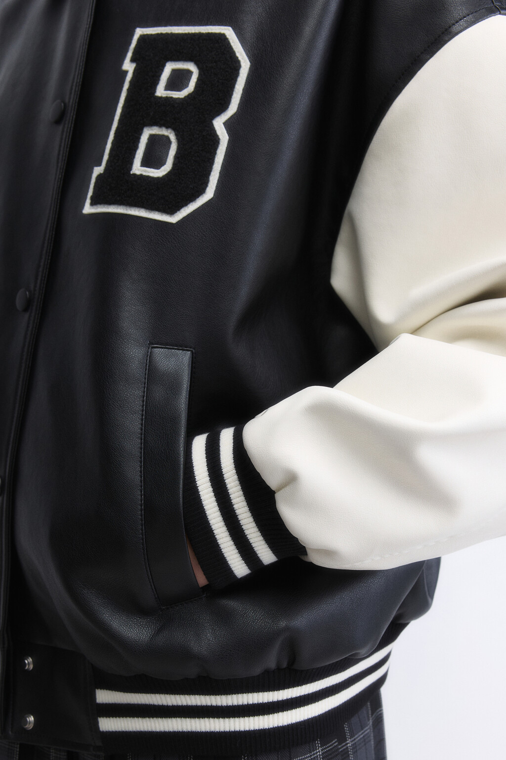 Куртка-бомбер с контрастными рукавами и нашивкой - цвет мультиколор - 7