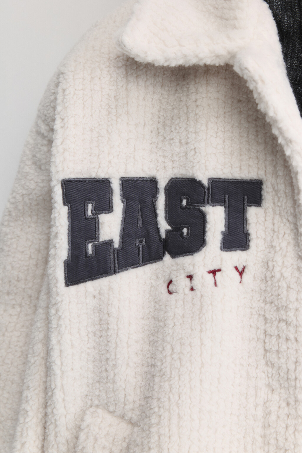 Куртка-рубашка из искусственного меха с принтом - цвет бежевый - 10