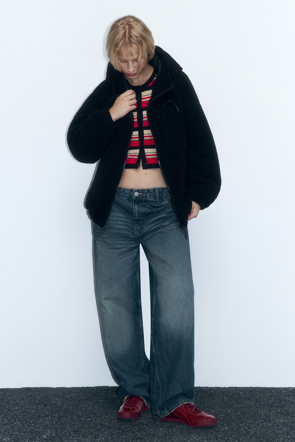 Куртка из искусственного меха с капюшоном - цвет черный - 6