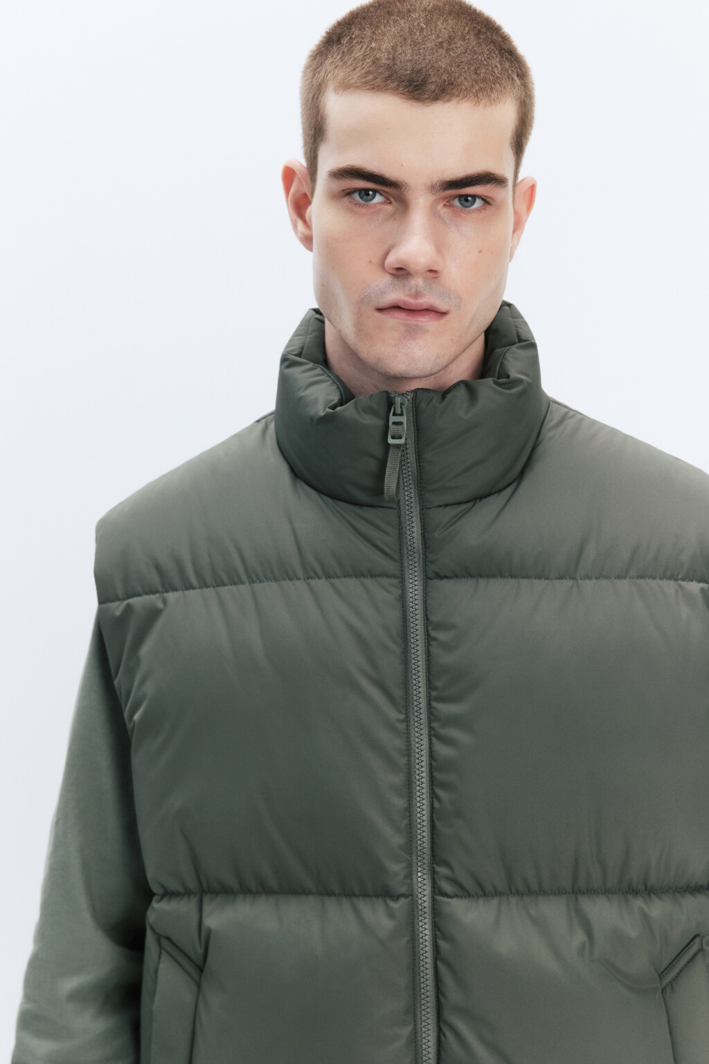 Жилет стеганый с воротником-стойкой - цвет зеленый - 1