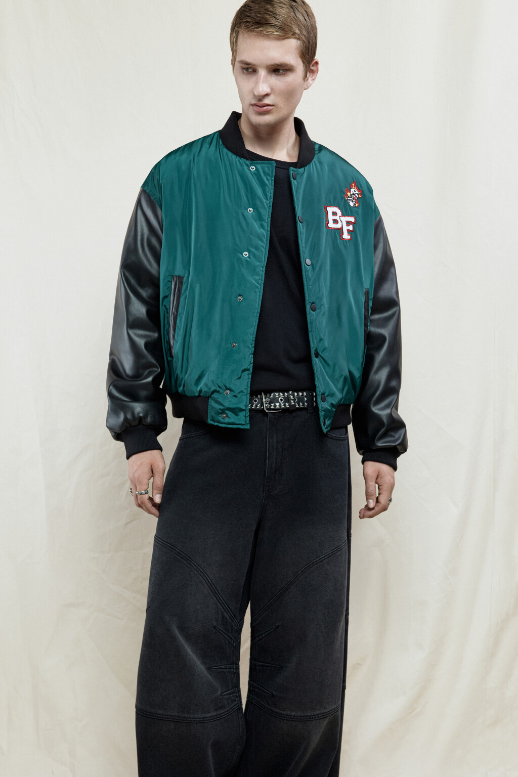 Куртка-бомбер утепленная с контрастными рукавами - цвет зеленый - 1