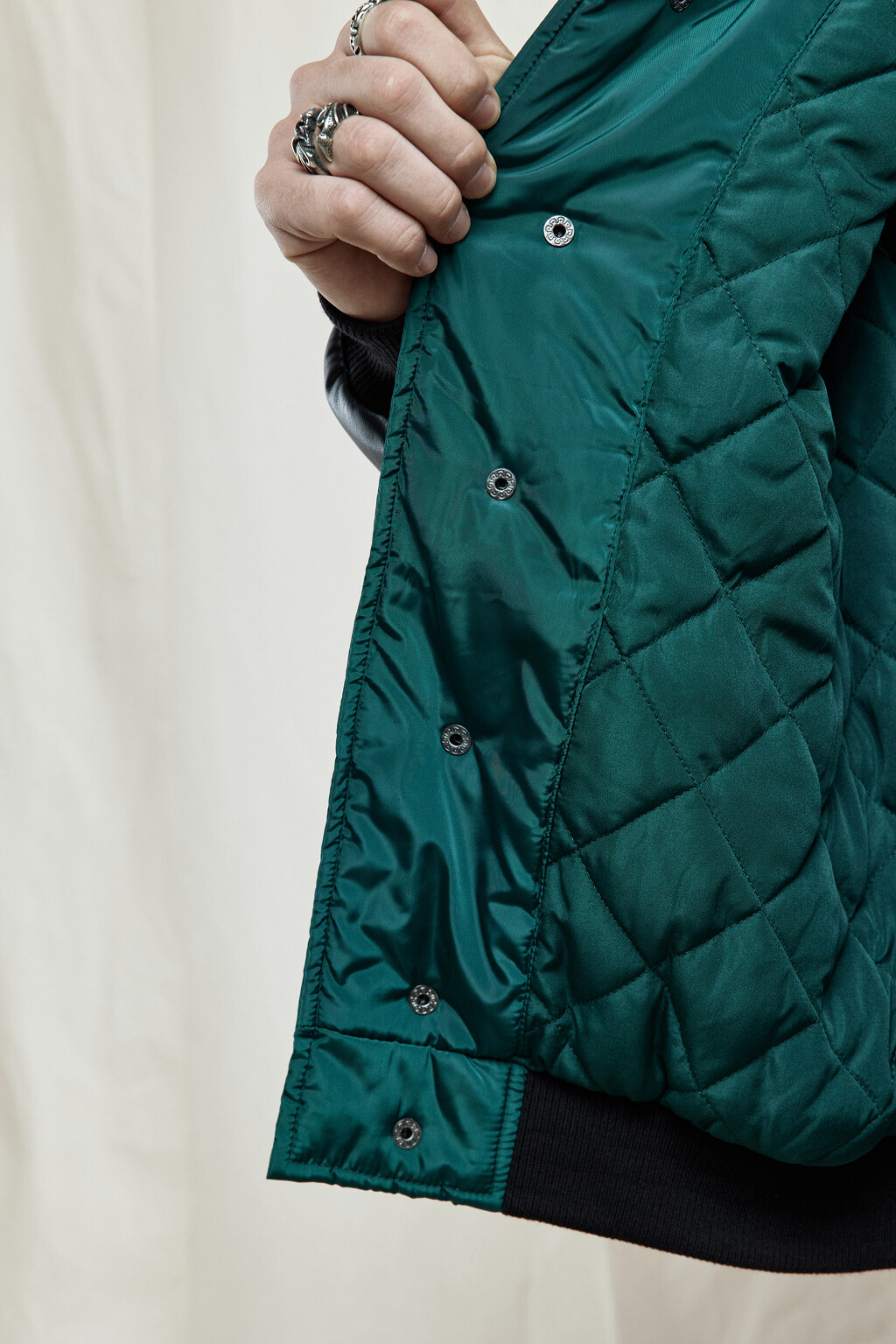 Куртка-бомбер утепленная с контрастными рукавами - цвет зеленый - 8