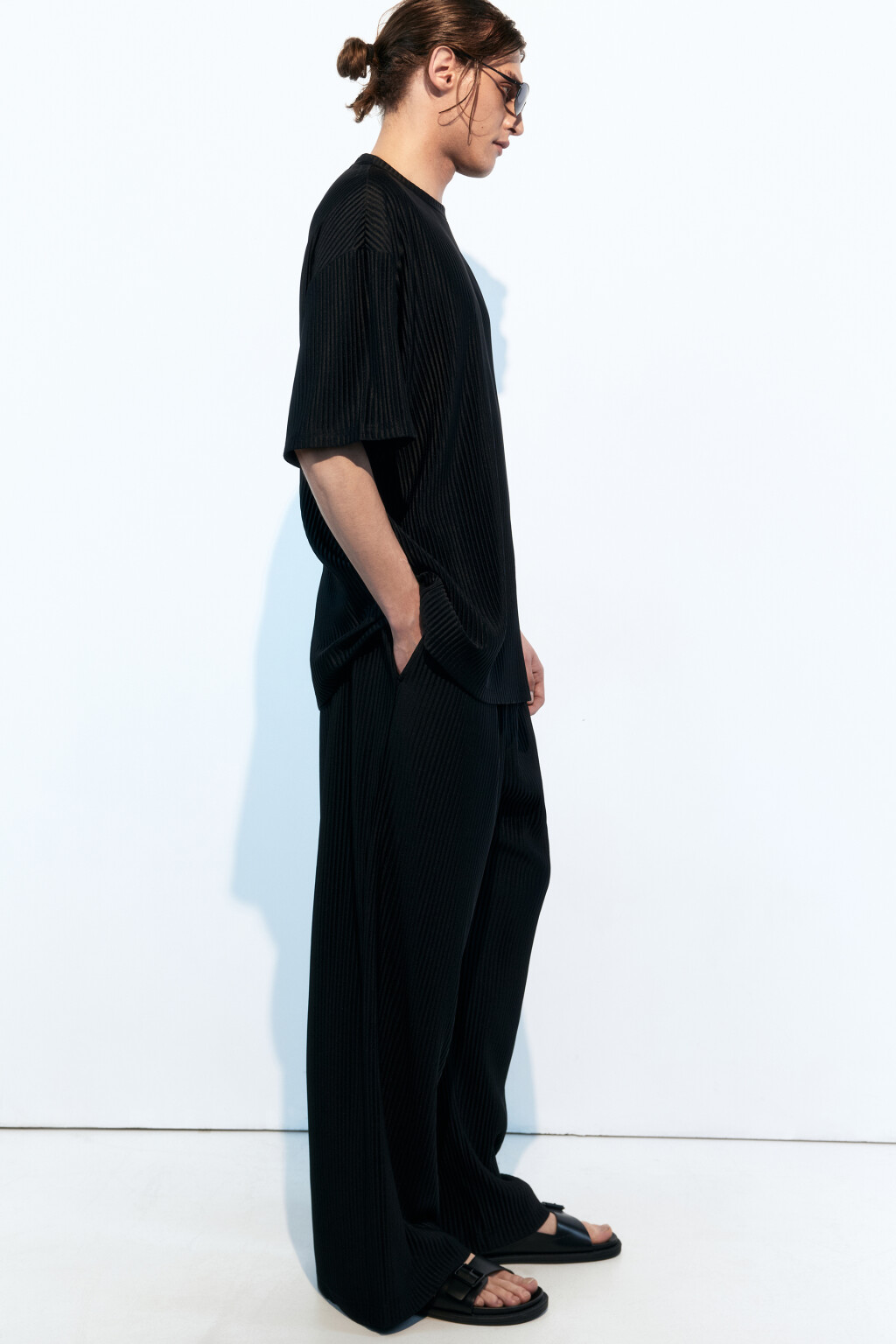 Брюки широкие костюмные из жатой ткани - цвет черный - 1