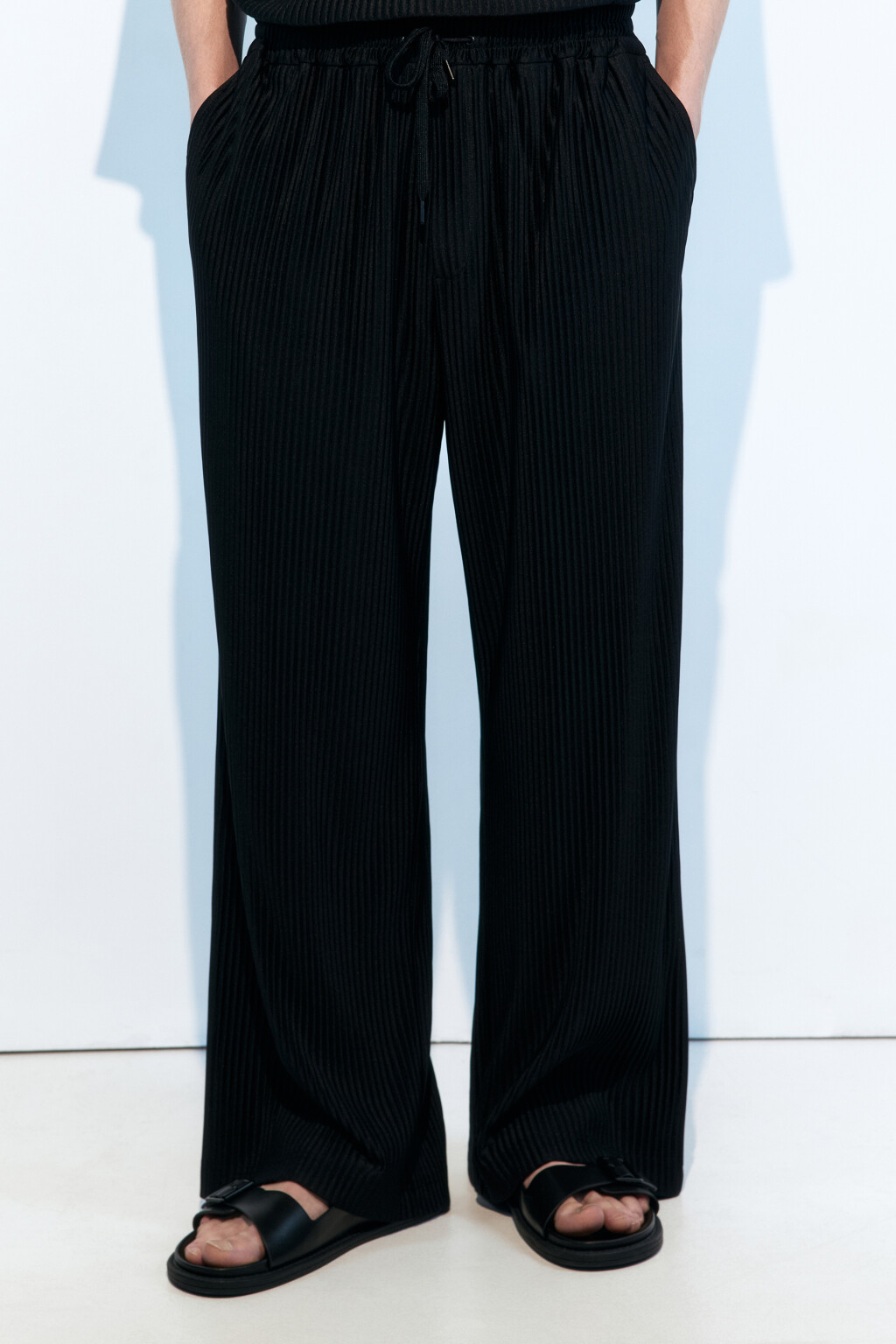 Брюки широкие костюмные из жатой ткани - цвет черный - 2