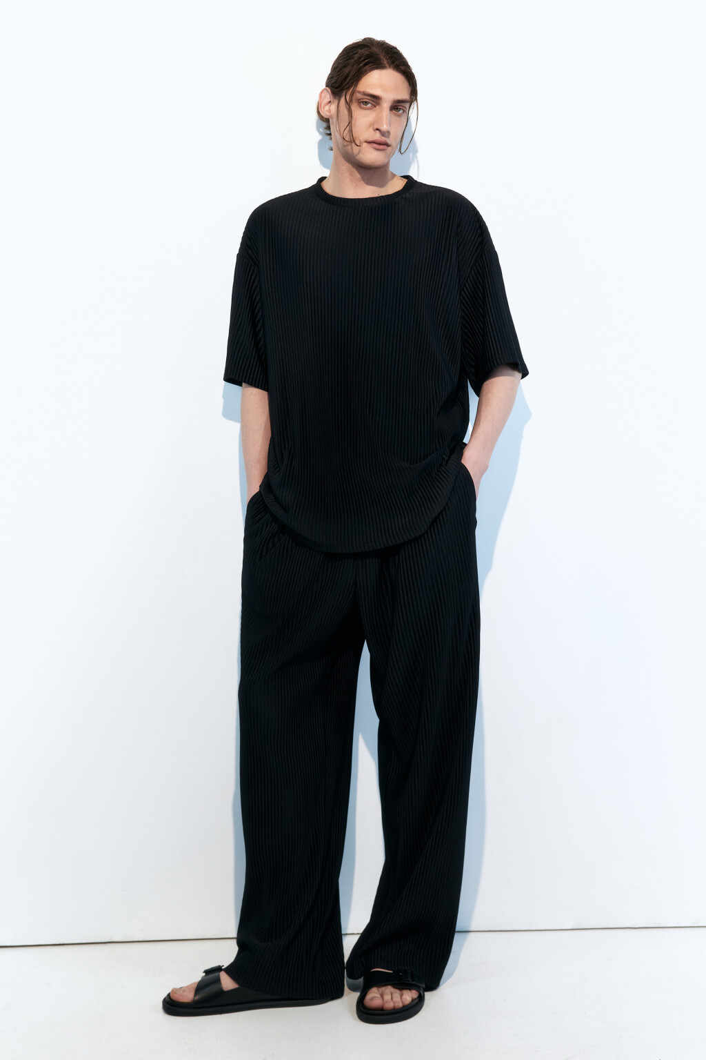 Брюки широкие костюмные из жатой ткани - цвет черный - 5