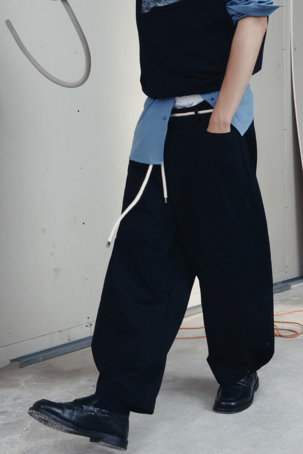 Брюки широкие хлопковые с поясом на завязках - цвет черный - 8